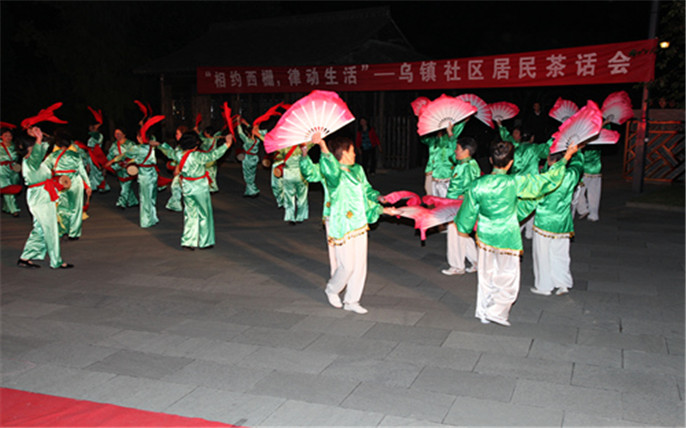 烏鎮(zhèn)居民在西柵景區(qū)昭明廣場跳秧歌_副本.jpg